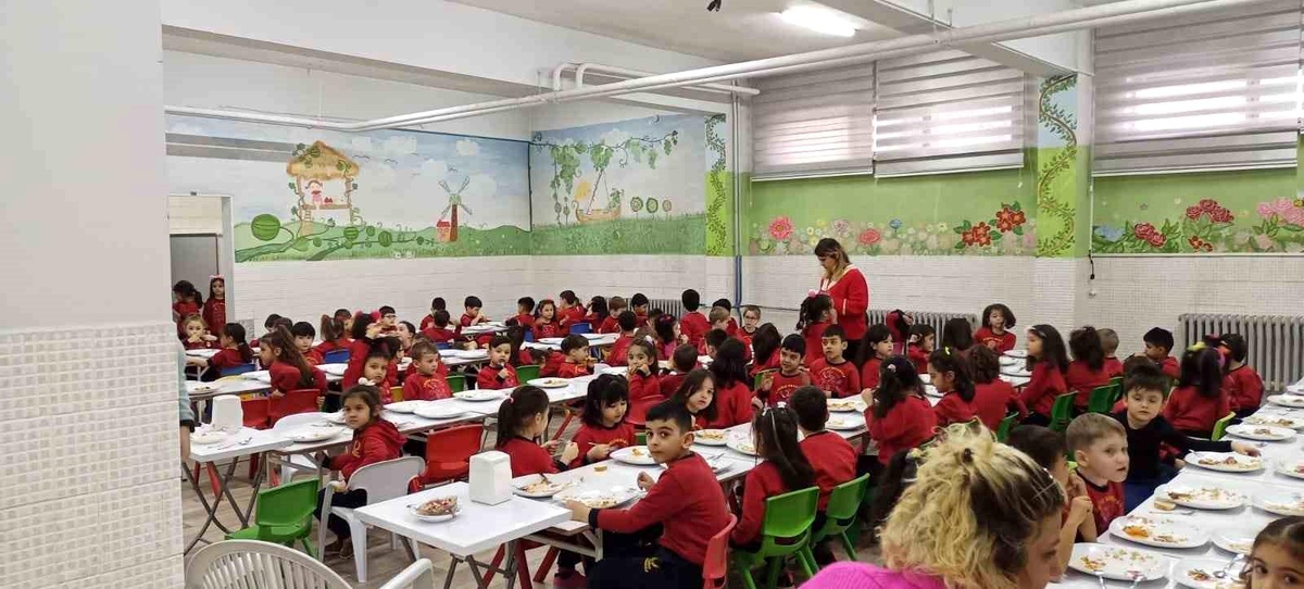 Edremit\'te anaokullarında yemek uygulaması başladı