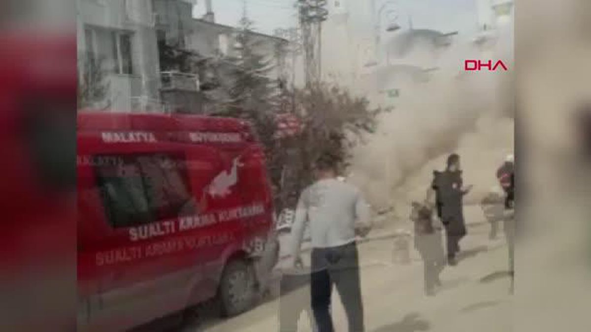 EKİPLER ENKAZ ALTINDA KALAN BEDİH'İ ARIYOR