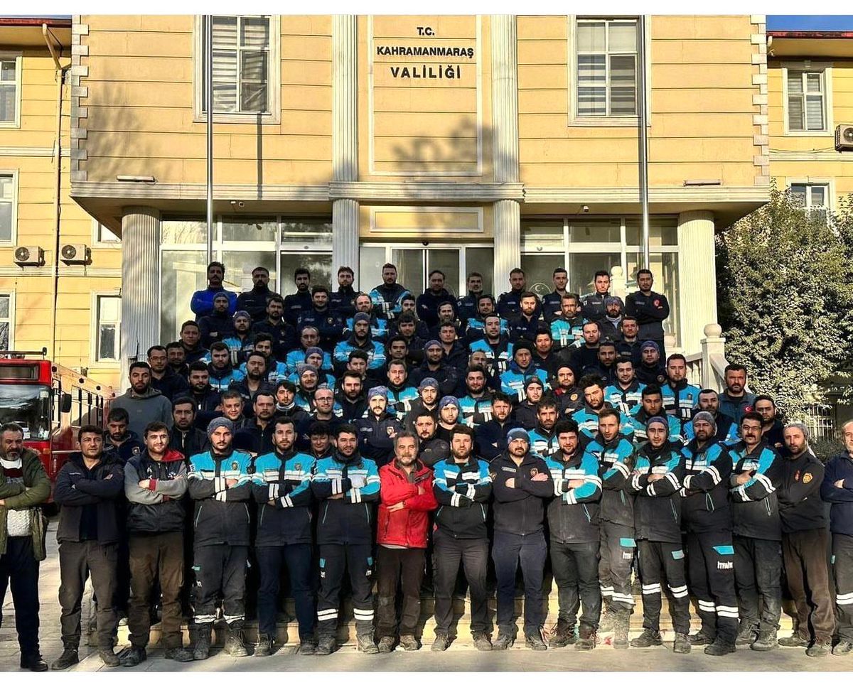 Enkaz altında orucunu itfaiye erinin verdiği su ile açtı