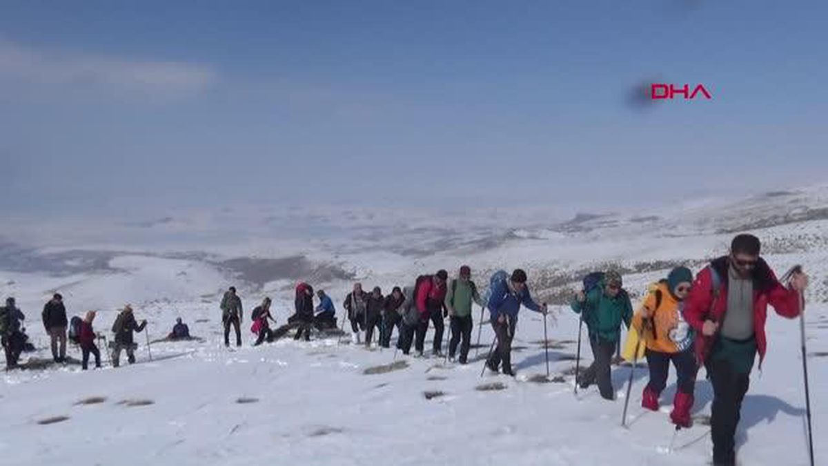 ESRÜK DAĞI'NA TIRMANIP, DEPREMDE HAYATINI KAYBEDENLER İÇİN SAYGI DURUŞUNDA BULUNDULAR
