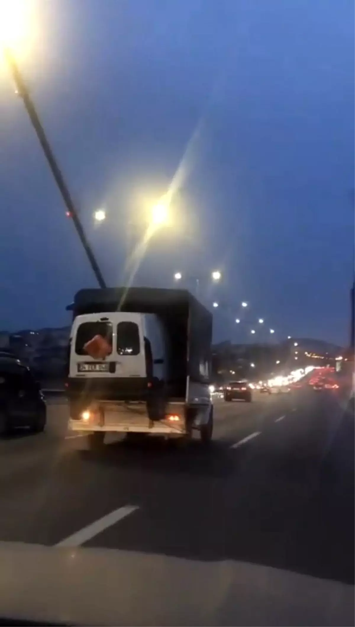 FSM Köprüsü\'nde ilginç anlar: Kamyonetin kasasında araç taşıdı