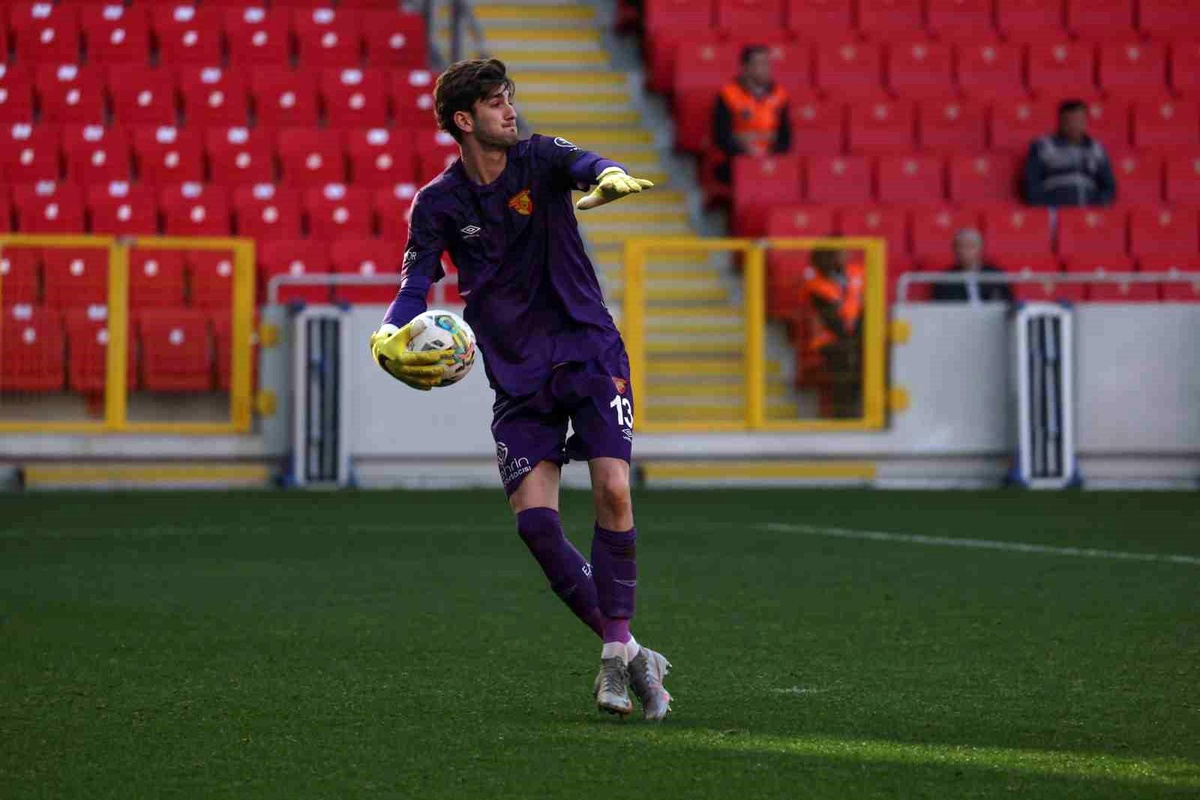 Göztepe\'nin 2002 doğumlu kalecisi Arda Özçimen güven veriyor