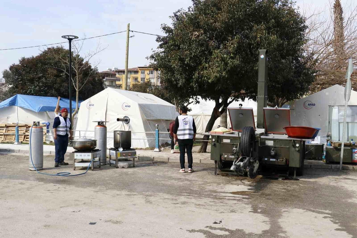 Gurbetçi, mobil mutfakla bin 500 kişiye yemek çıkarıyor