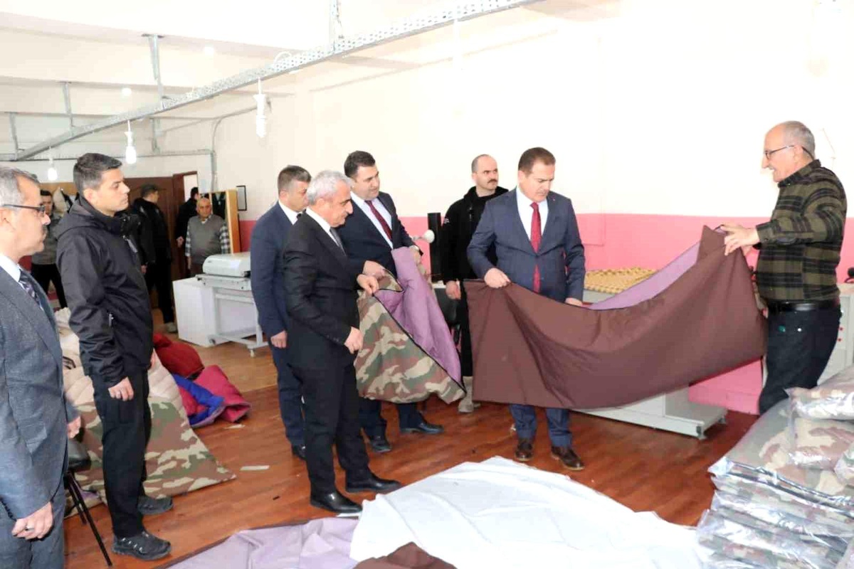 Hakkari\'de depremzedeler için uyku tulumu üretiliyor