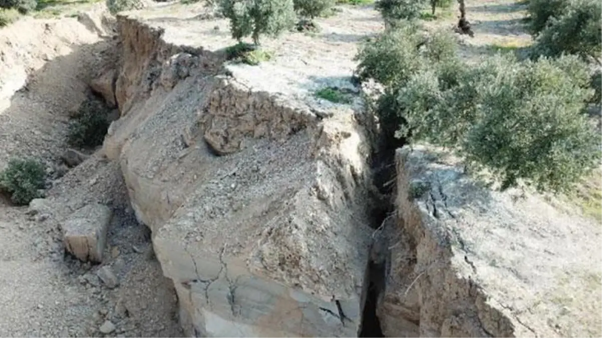 Deprem sonrasında hayrete düşüren görüntüler! Hatay\'da zeytin bahçesinde sarsıntılar sonrasında dev yarıklar oluştu