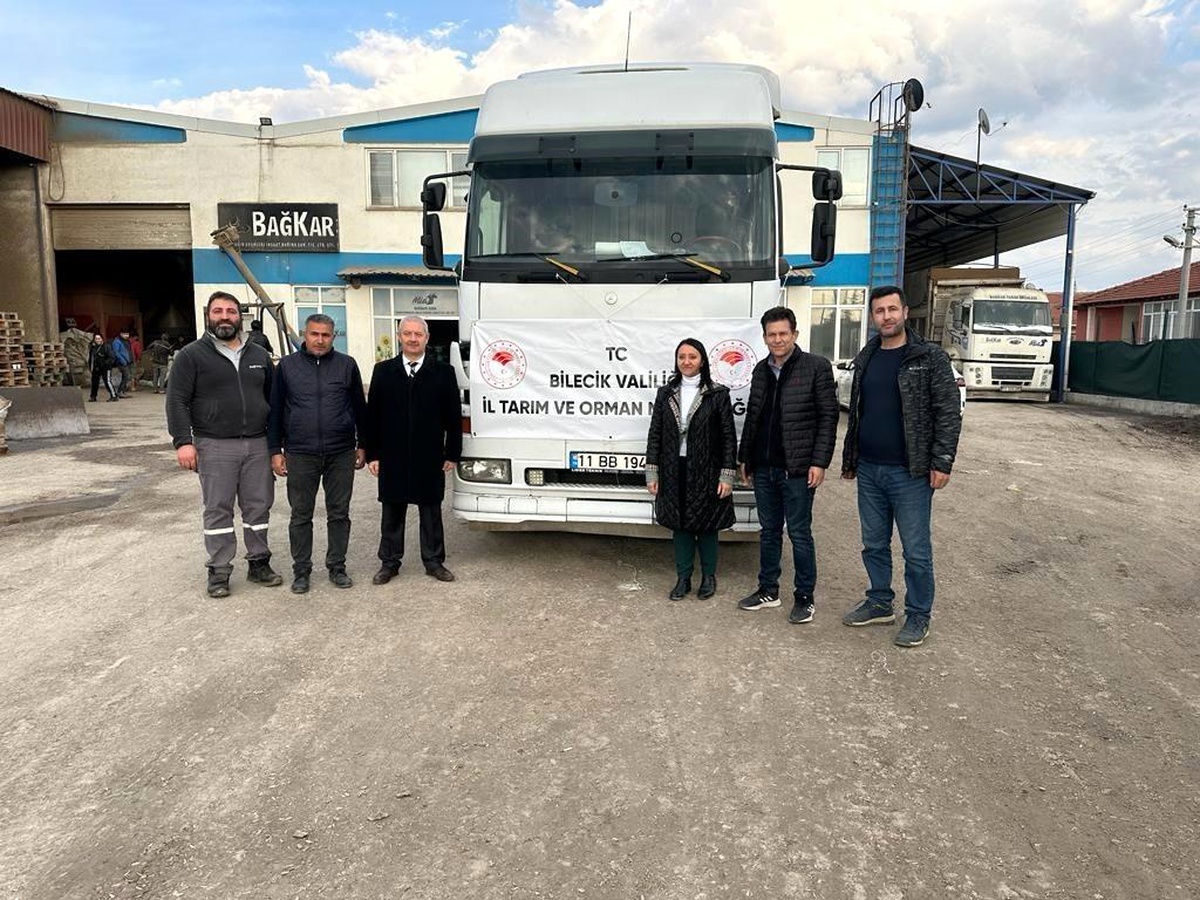 Hayvan yemi dolu 3\'üncü tır da deprem bölgesine hareket etti