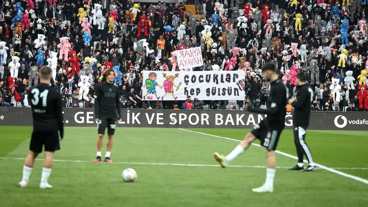 Fenerbahçe\'nin ardından Beşiktaş tribünlerinden de "hükümet istifa" tezahüratları