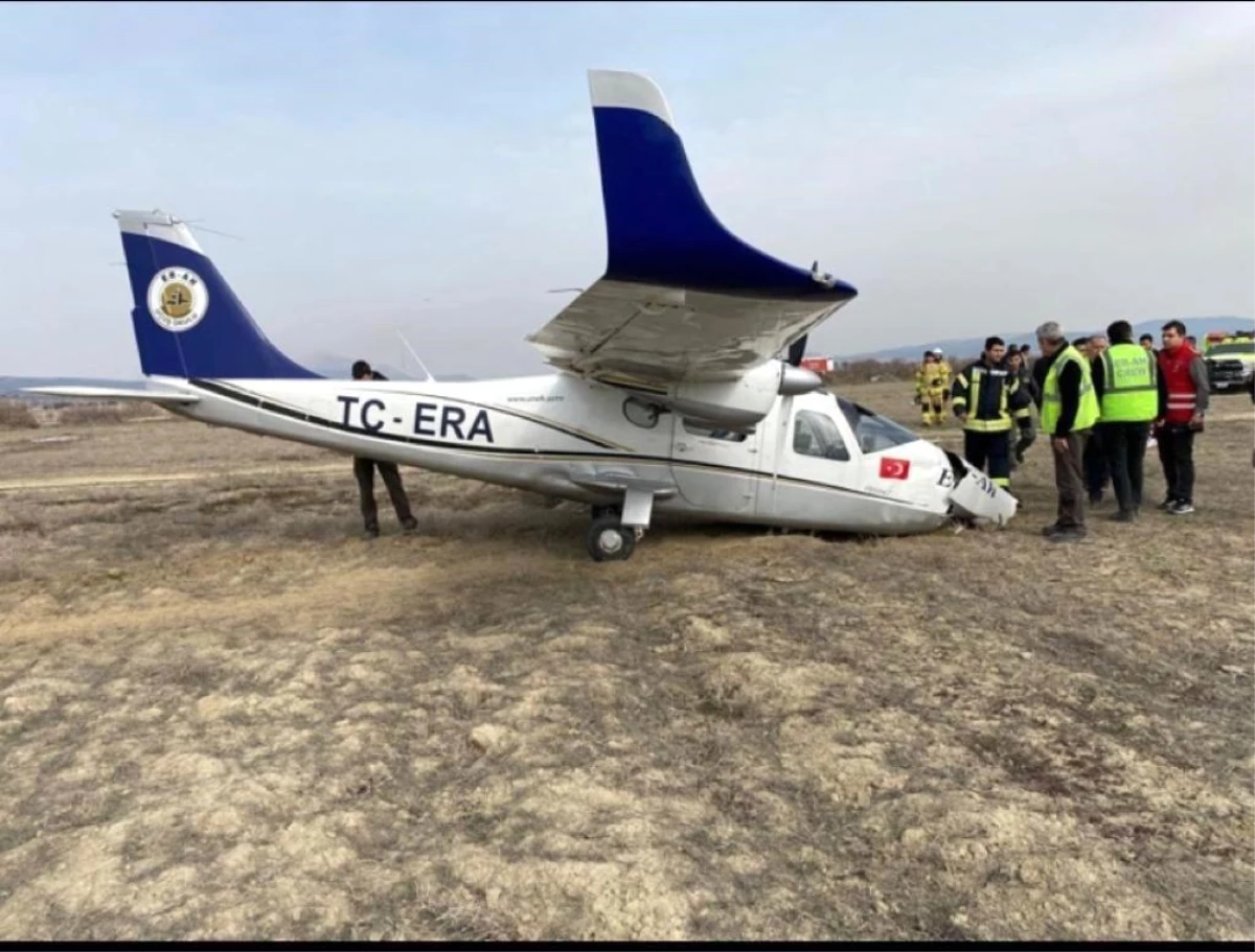 Isparta\'da motoru arızalanan eğitim uçağı zorunlu iniş yaptı: 2 yaralı