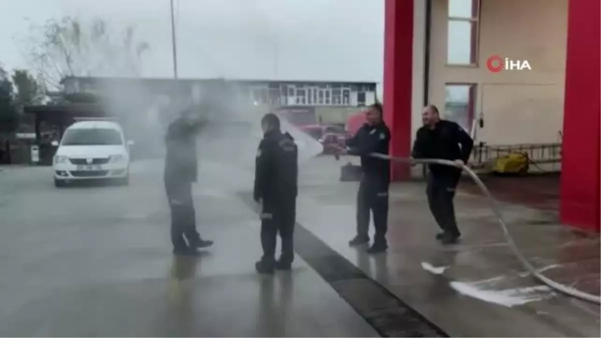 İtfaiyeciler emekli olan arkadaşlarını hortum ile ıslatarak uğurladı