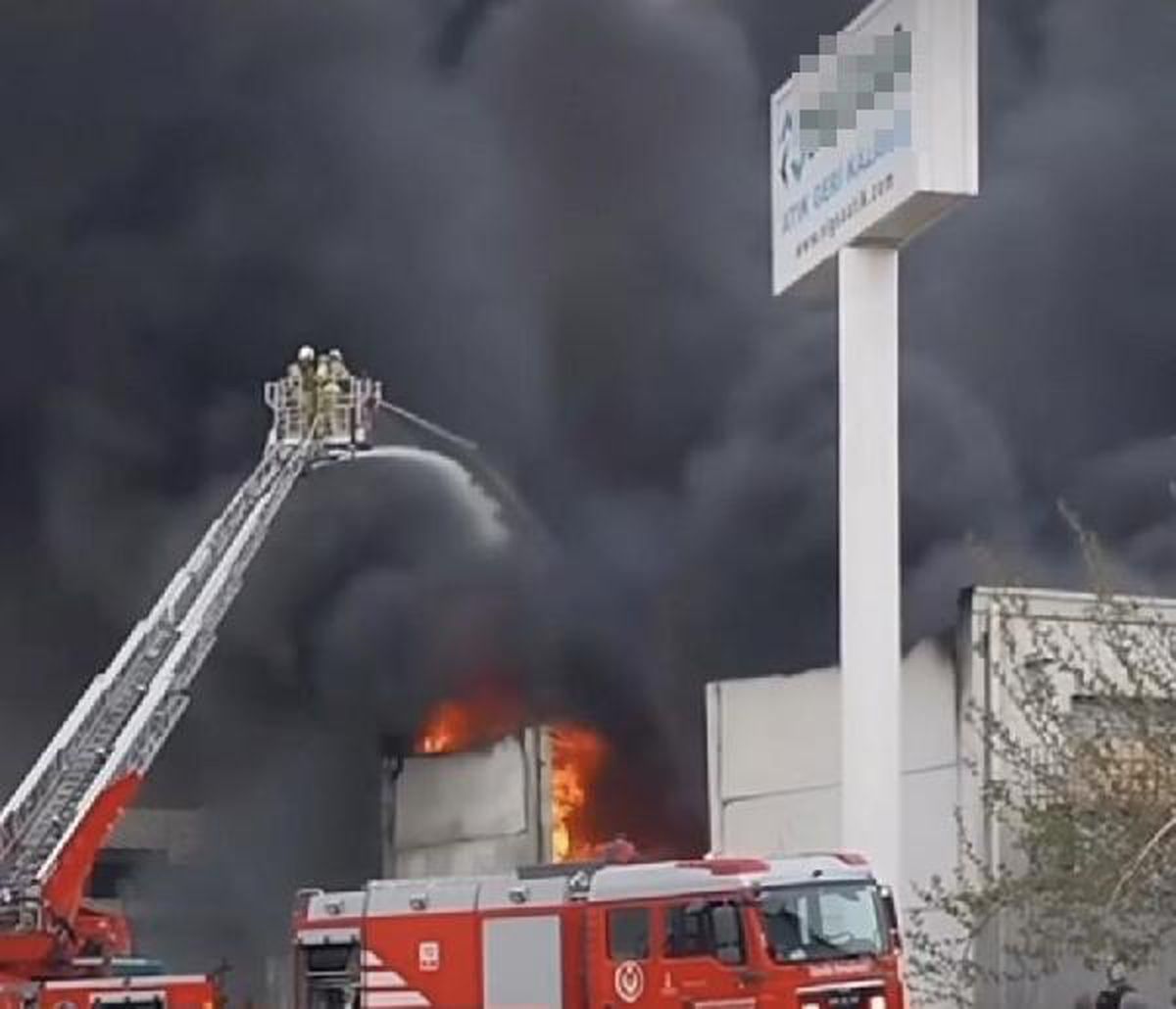 İzmir\'de geri dönüşüm tesisi yangını (1)