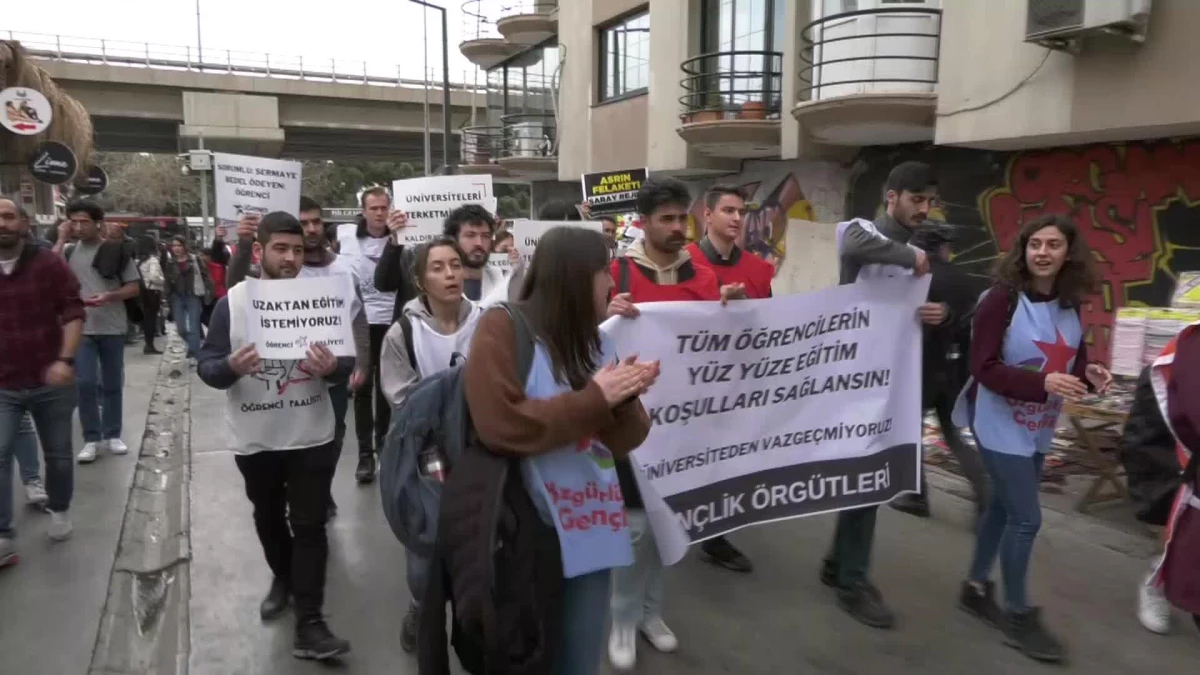 İzmir\'de Üniversite Öğrencilerinden \'Uzaktan Eğitim\' Protestosu