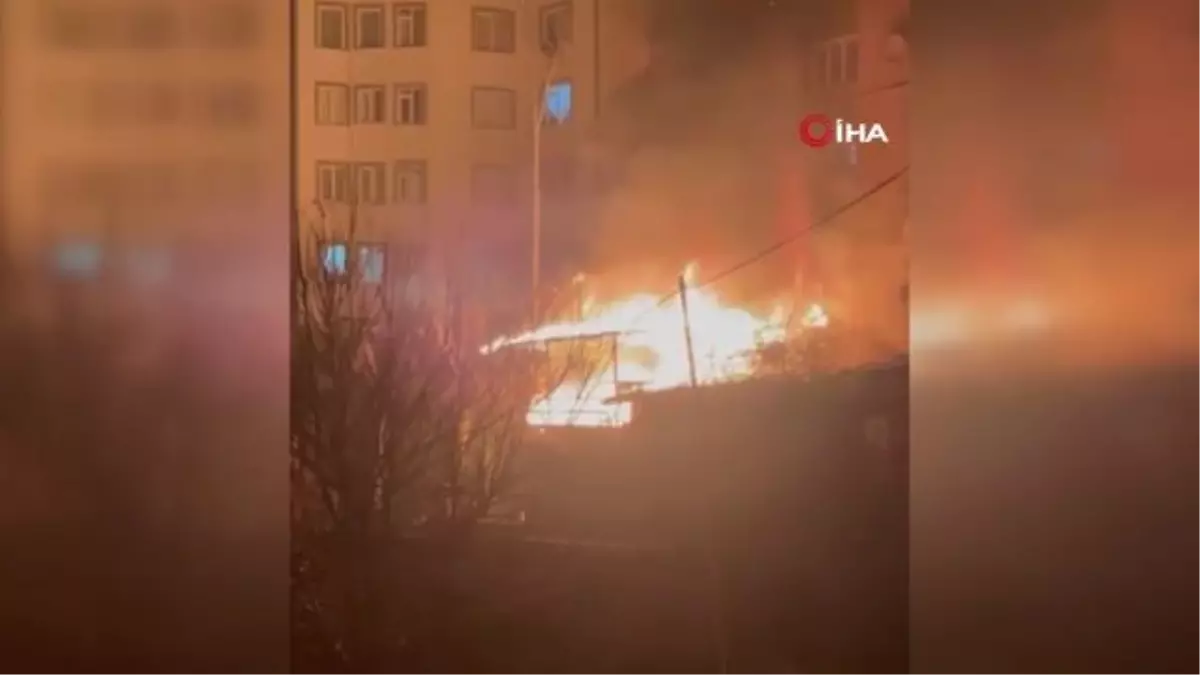 Kağıthane'de gecekondu alev alev yandı