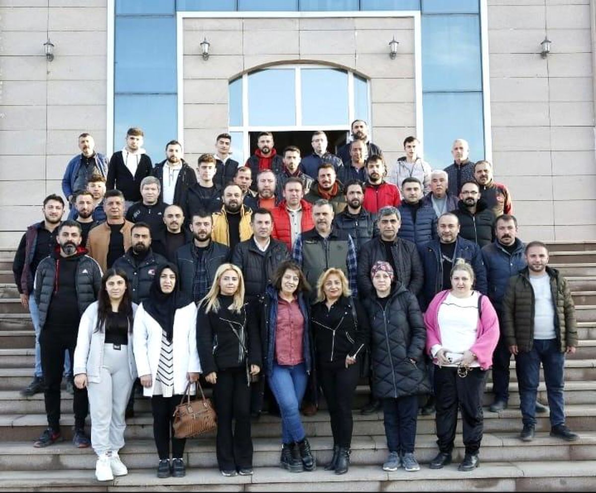 Kahramanmaraş\'a giden gönüllü berberler depremzedeleri ücretsiz tıraş etti