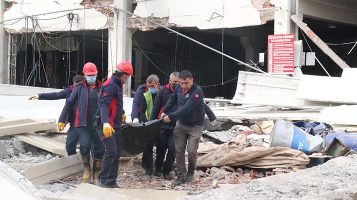 Kahramanmaraş'ta depremde hasar alan fabrika çöktü: 1 işçi hayatını kaybetti, 4 işçi yaralandı
