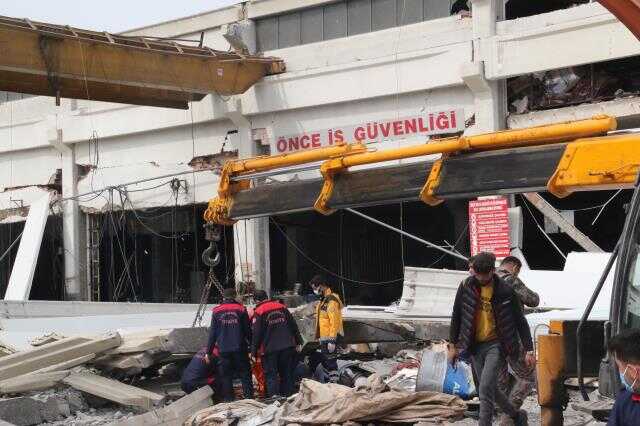 Kahramanmaraş'taki depremde hasar alan metal fabrikası çöktü! 1 ölü, 4 yaralı Kahramanmaraş'taki depremde hasar alan metal fabrikası çöktü! 1 ölü, 4 yaralı