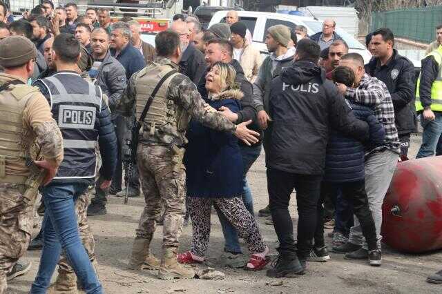 Kahramanmaraş'taki depremde hasar alan metal fabrikası çöktü! 1 ölü, 4 yaralı Kahramanmaraş'taki depremde hasar alan metal fabrikası çöktü! 1 ölü, 4 yaralı