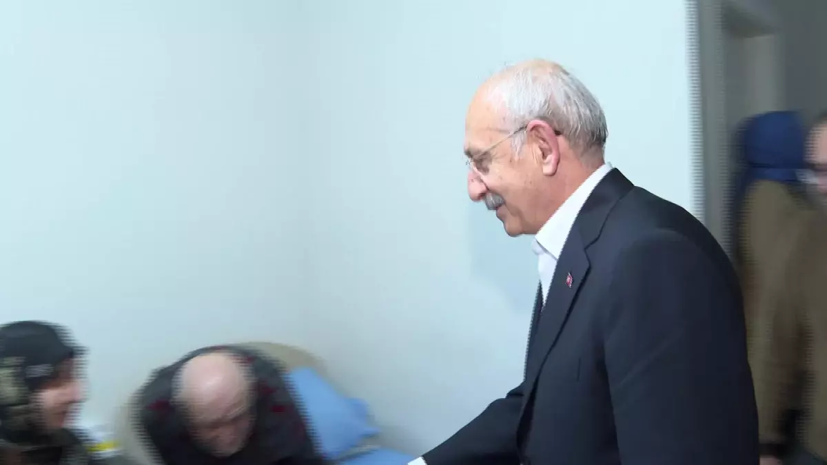 Kılıçdaroğlu, Ankara\'ya gelen depremzede aileleri ziyaret etti