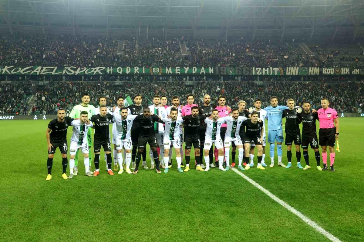 Kocaelispor-Sakaryaspor maçında depremzedeler için 1 milyon 876 bin 880 TL toplandı