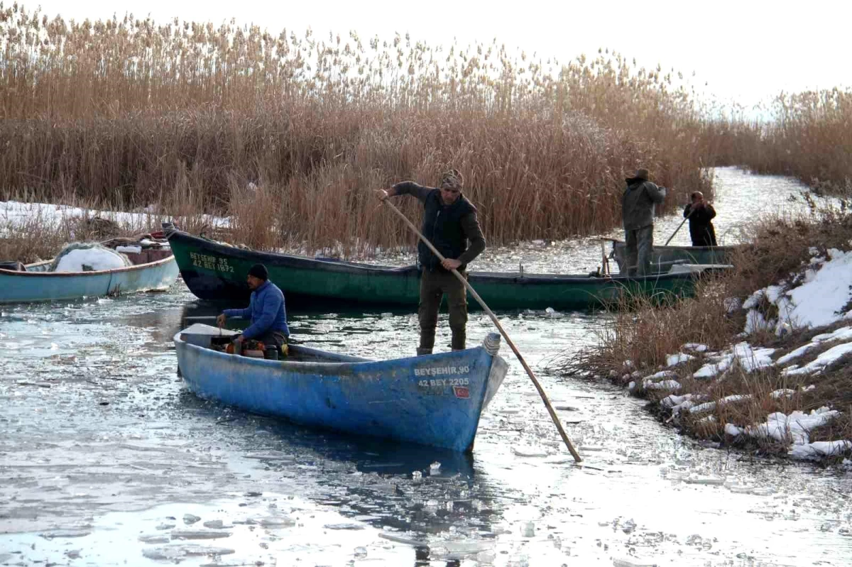 Konya\'da balıkçılar ağlarını depremzede aileler için Beyşehir Gölü\'ne bıraktı