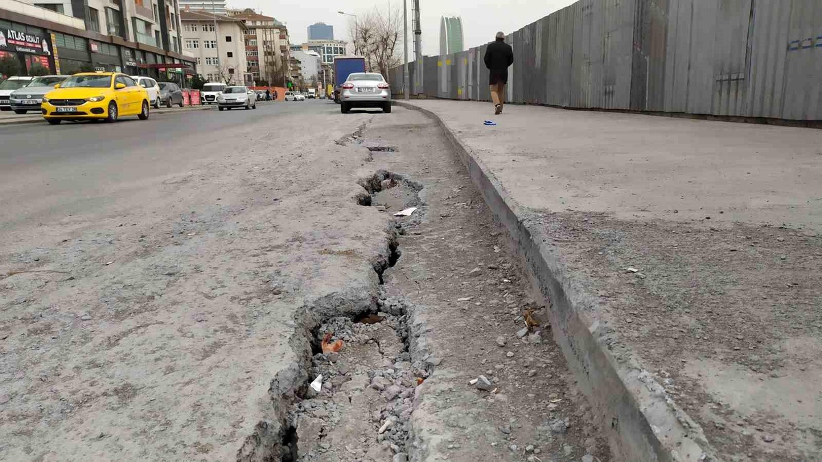 Küçükçekme\'de inşaat çalışması sırasında yol tekrar çöktü
