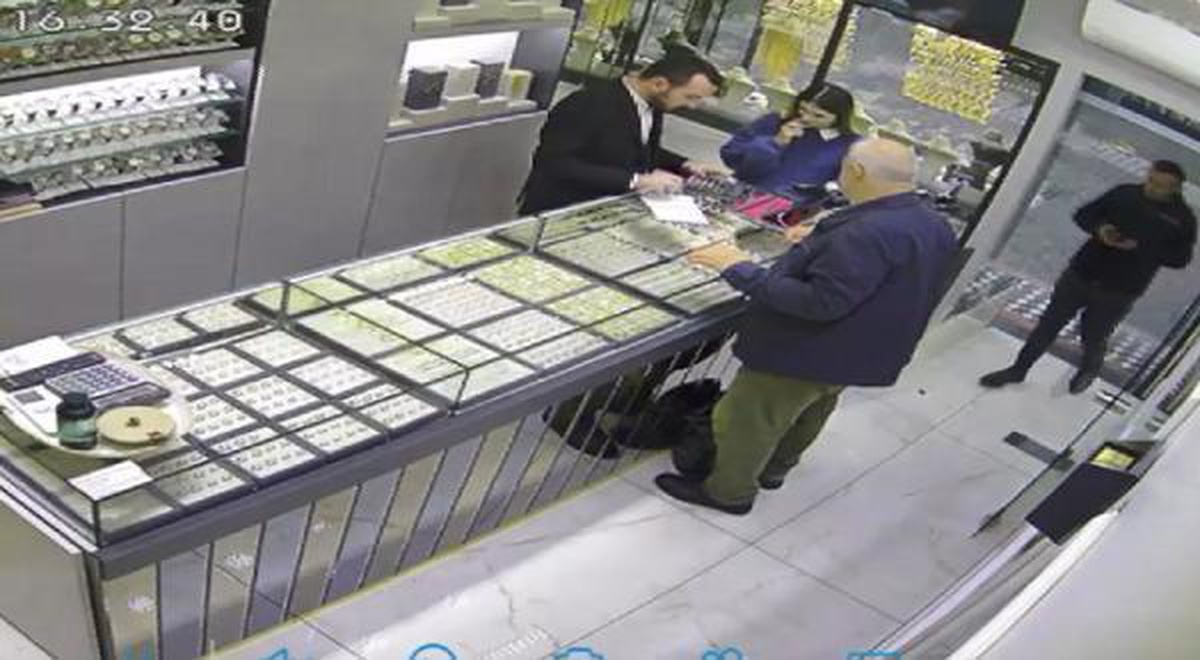 KUYUMCUDAN ALDIĞI BİLEZİKLE KAÇMAYA ÇALIŞIRKEN YAKALANDI