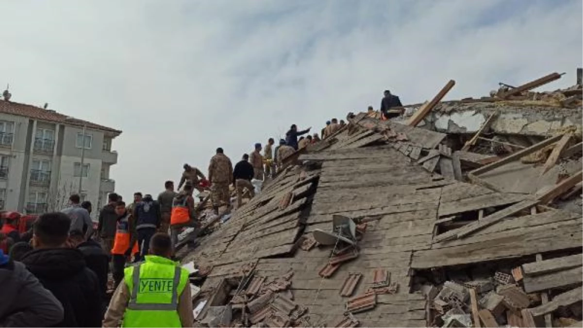 Malatya\'da 5.6 büyüklüğünde deprem; hasarlı bazı binalar yıkıldı (3)