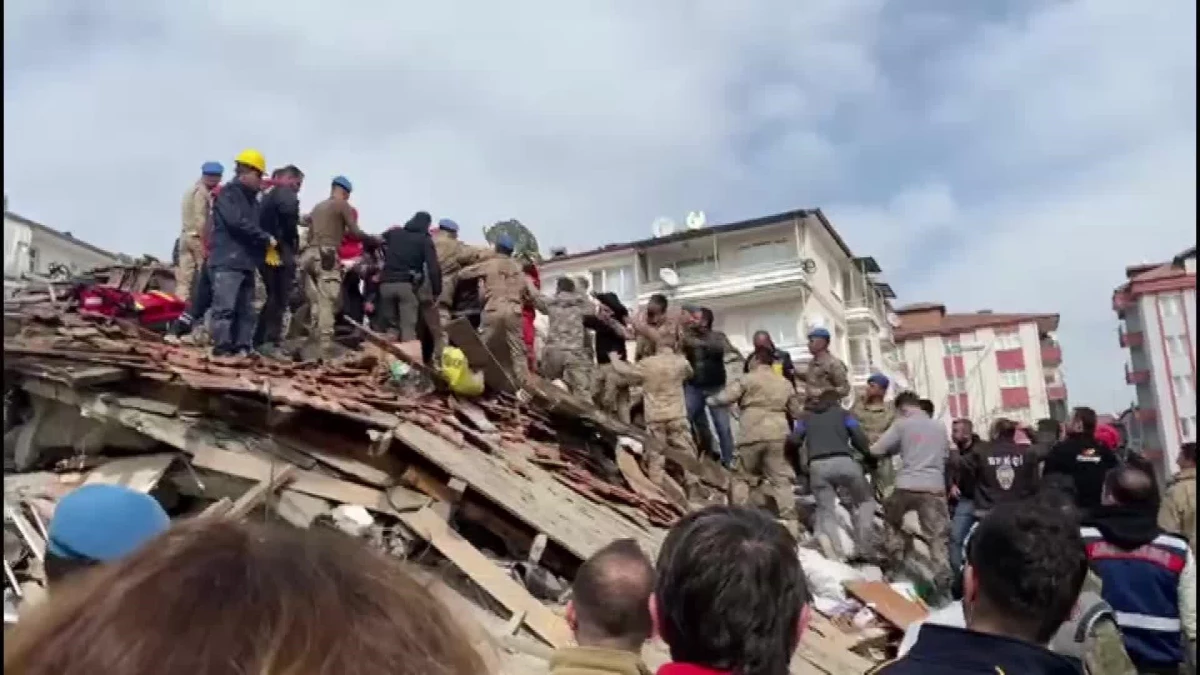 Malatya\'daki Depremin Ardından 3 Kişi Enkazdan Sağ Olarak Çıkarıldı