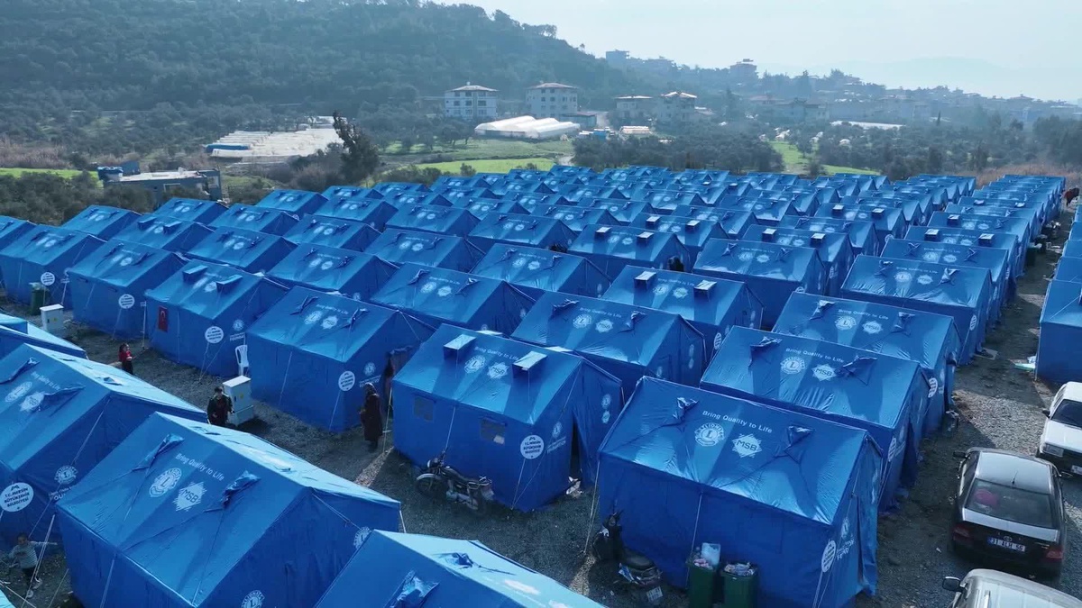 Mersin Büyükşehir Belediyesi\'nin Hatay\'da Kurduğu Çadır Kentten Bin 500 Depremzede Yararlanıyor