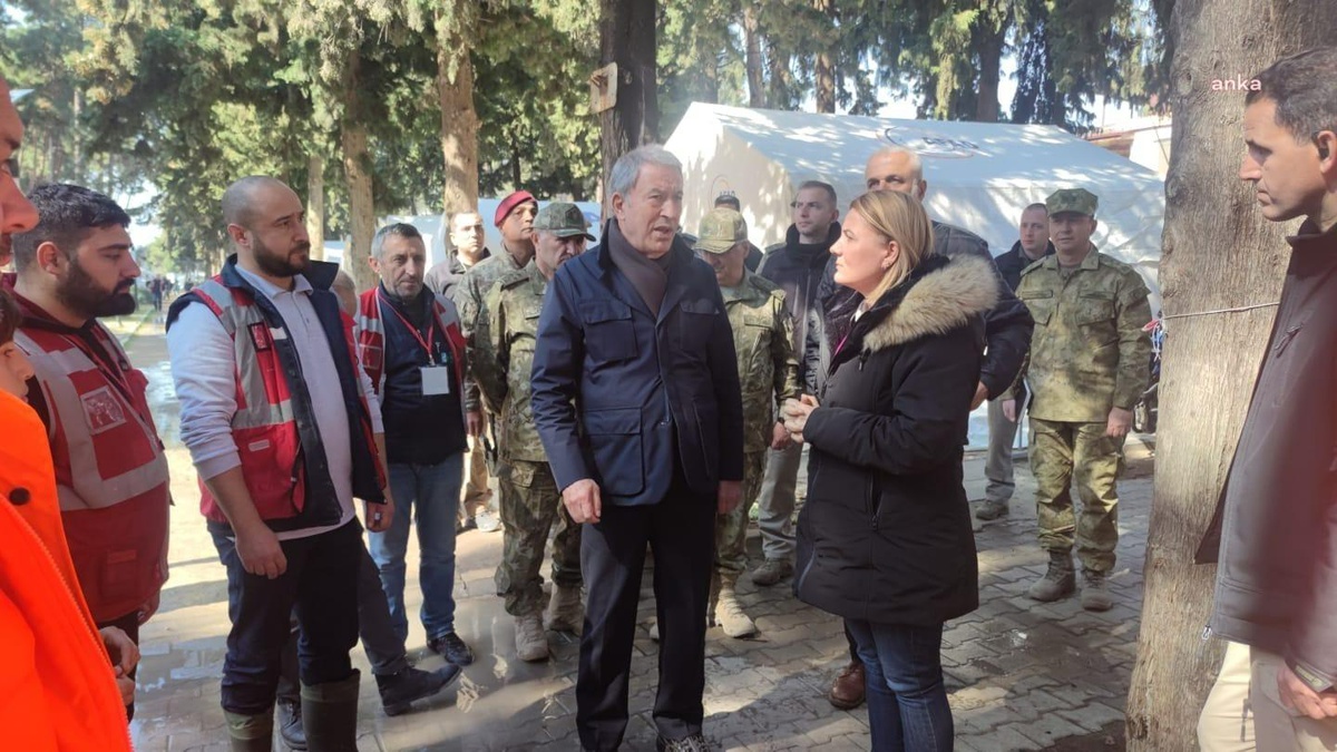 Milli Savunma Bakanı Akar, Deprem Bölgesi Defne\'de Çalışmalarını Sürdüren İzmit Belediye Başkanı Hürriyet ile Bir Araya Geldi
