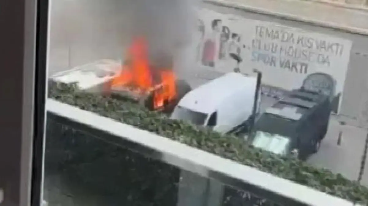 Minibüste çakmakla oynayan çocuk, üç aracın yanmasına neden oldu