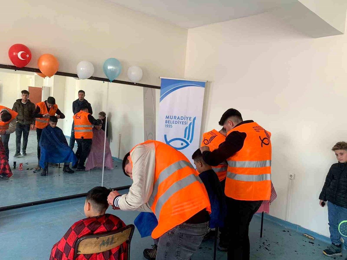 Muradiye'deki gönüllü berberler depremzede çocukları tıraş etti