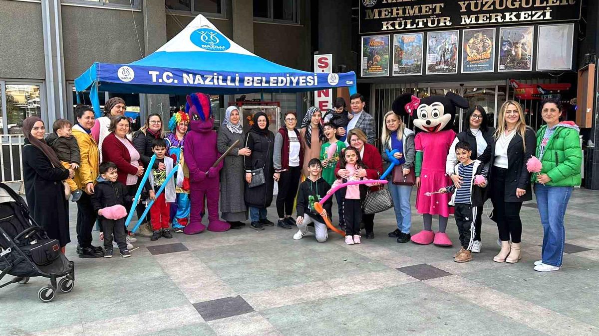 Nazilli\'de depremzede çocuklar ile kucaklaştılar