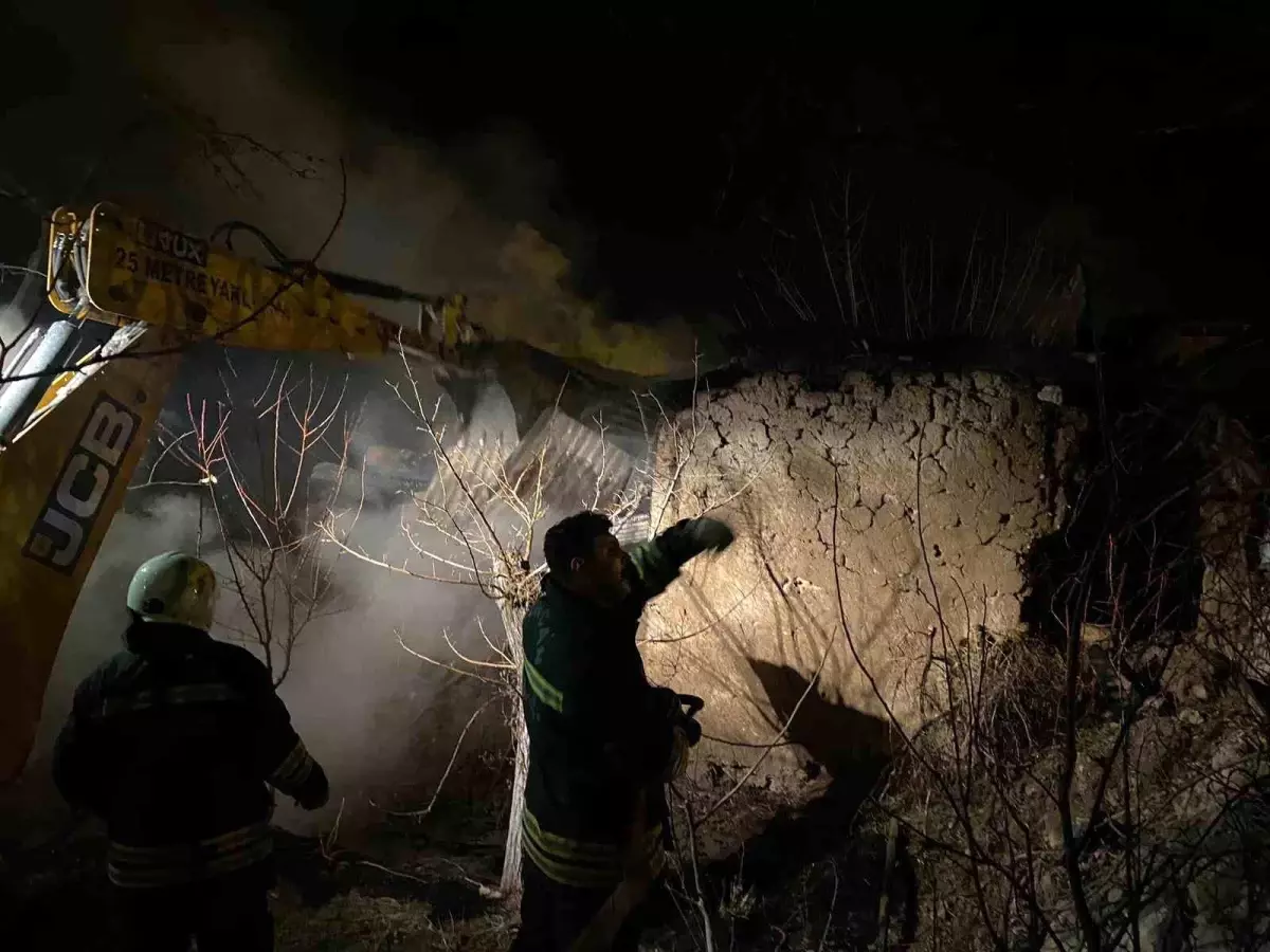 Odunlukta çıkan yangın itfaiye ekiplerince söndürüldü