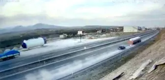 Otomobilin TIR'a arkadan çarptığı kaza kamerada