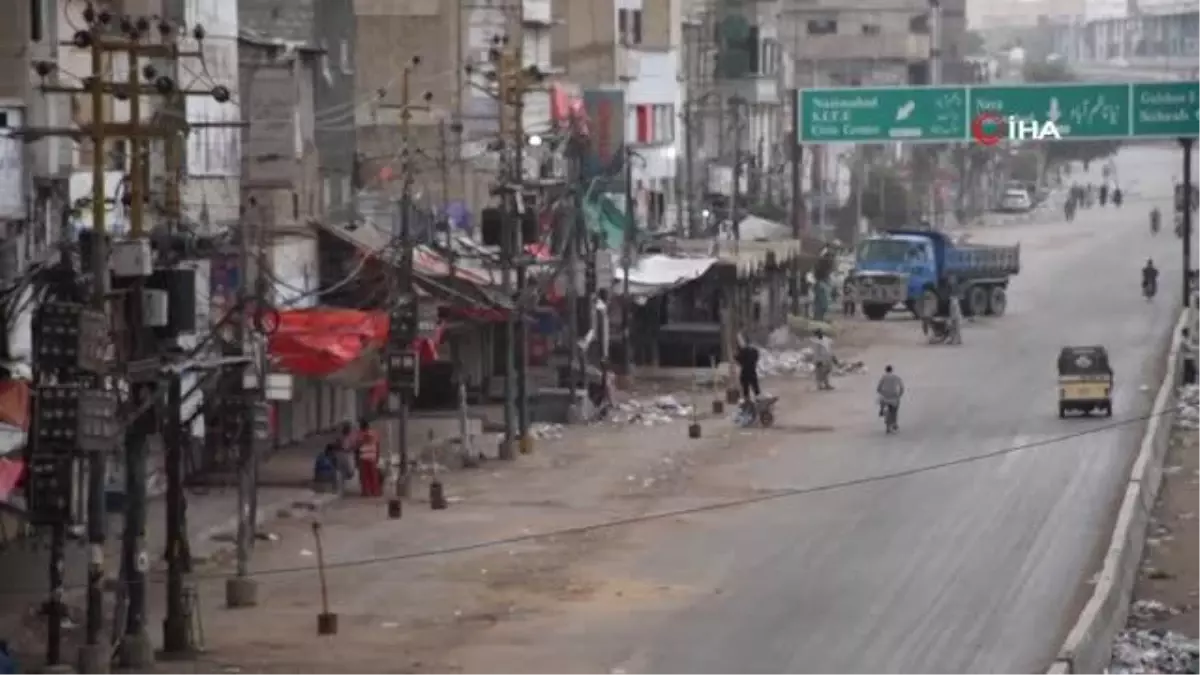 Pakistan\'da esnaf kepenk indirdi