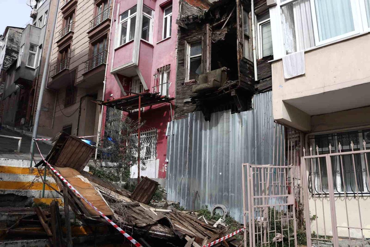 Şişli\'de 2 katlı metruk bina çöktü