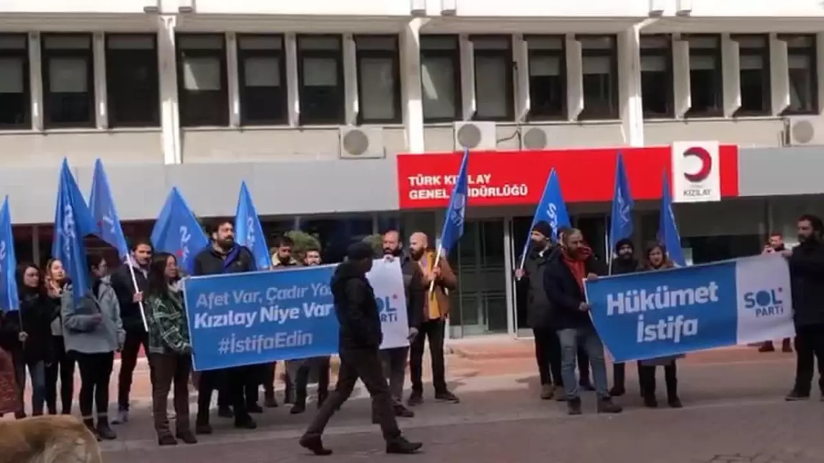 Sol Parti\'den Kızılay Önünde Protesto: "Elinde Kamu Yararı İçin Tuttuğu Bütün Malzemeleri Utanmadan Satmış"