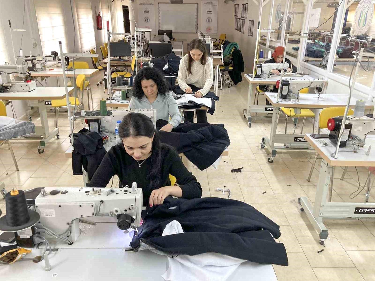 Sakarya\'da öğretim elemanlarının diktiği kışlık kıyafetler depremzedeleri ısıtacak