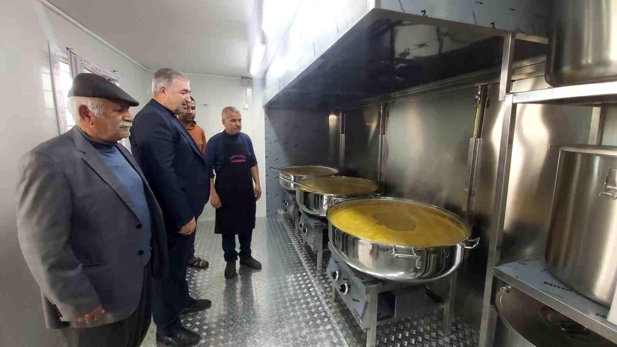 Turanlı: "Depremzede kardeşlerimize yemek ve çorba ikramlarımız devam ediyor"