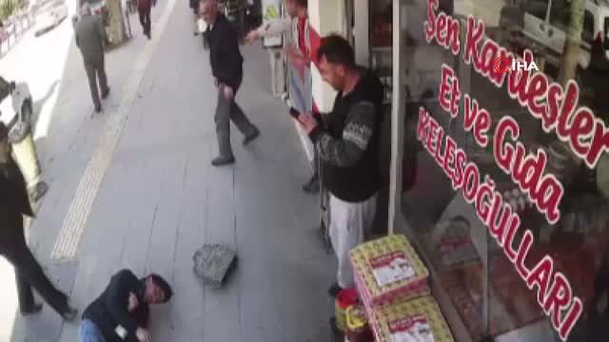 Üstüne asfalt parçası düştü, o anlar güvenlik kamerasında