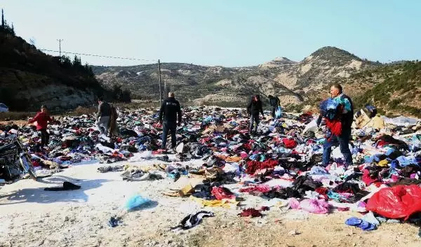 Yol kenarına binlerce kıyafet atıldı, depremzedeler uygun olanları aradı Yol kenarına binlerce kıyafet atıldı, depremzedeler uygun olanları aradı