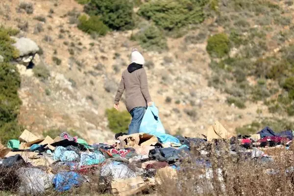 Yol kenarına binlerce kıyafet atıldı, depremzedeler uygun olanları aradı Yol kenarına binlerce kıyafet atıldı, depremzedeler uygun olanları aradı
