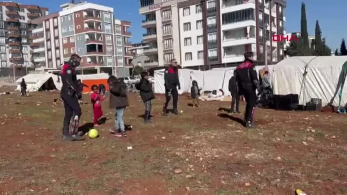 YUNUS POLİSLER, DEPREMZEDE ÇOCUKLARLA TOP OYNADI
