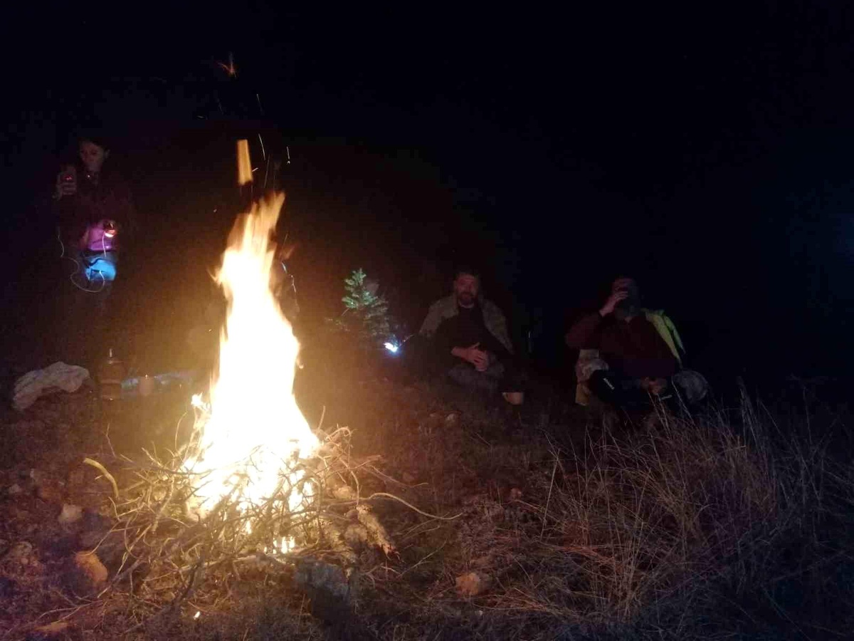 7 kilometrelik gece yürüyüşünde ateş yakarak ısındılar