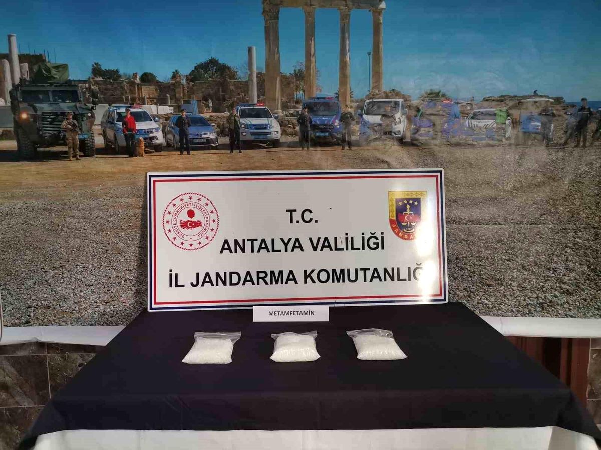 Antalya\'da 2 kilo 631 gram metamfetamin ele geçirildi