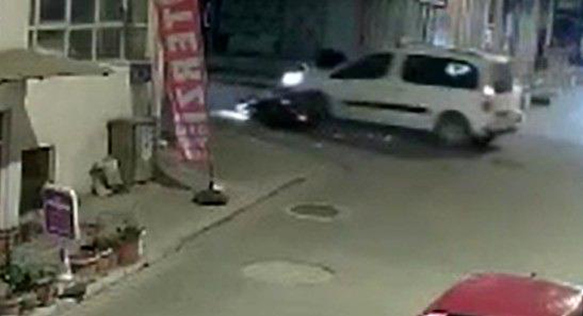 Araçla çarpışan motosiklet sürücü metrelerce fırladı