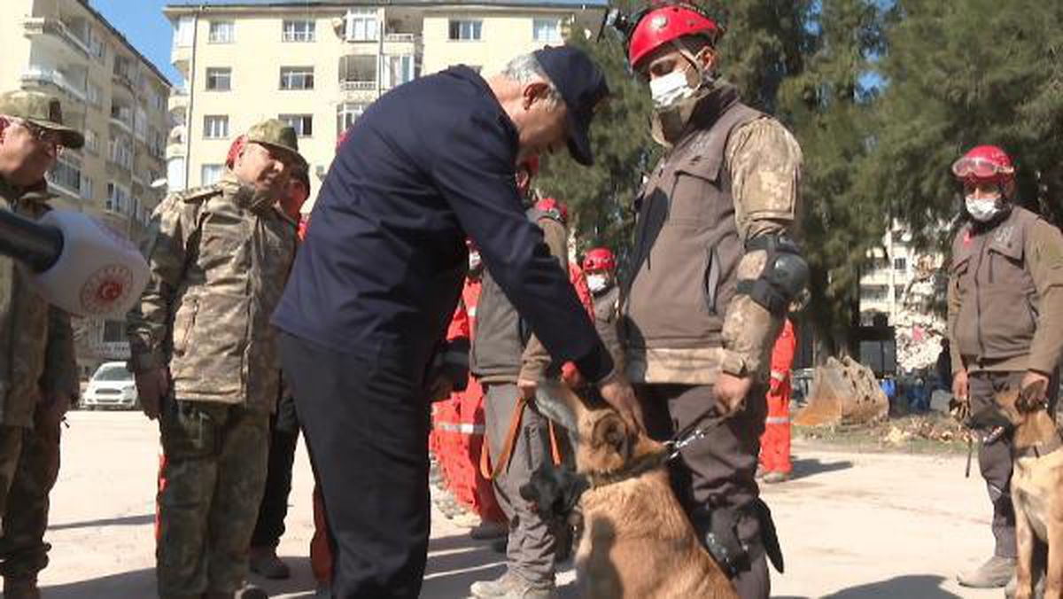 Bakan Akar'dan 326 kişiyi kurtaran Mehmetçiğe tebrik ziyareti