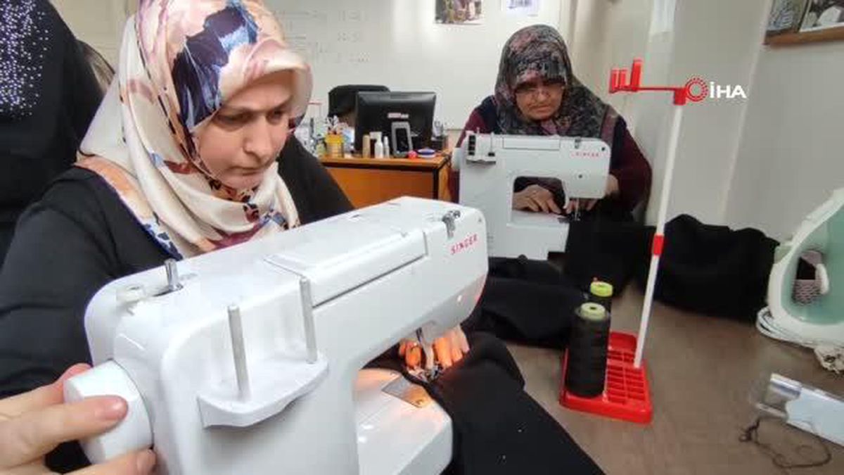 Bartın'da depremzede çocuklara uyku tulumu, atkı ve bere diktiler