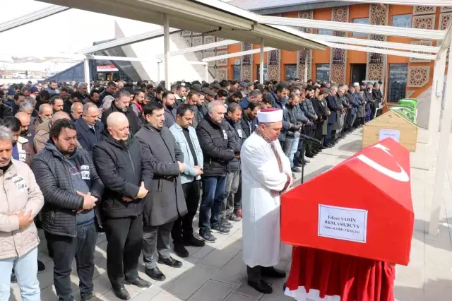 Bir aile yok oldu, yan yana dizilen tabutlar yürek dağladı