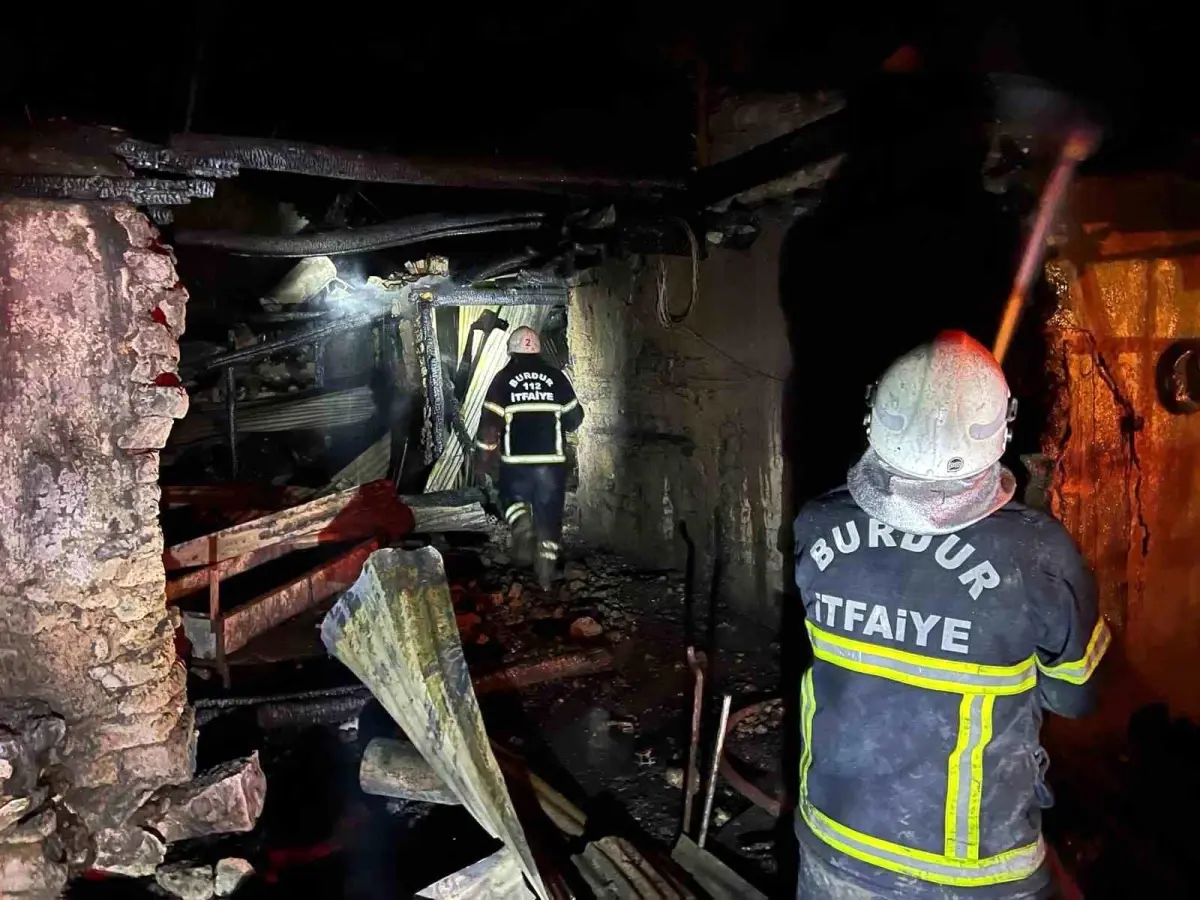 Burdur'da çıkan yangında ev, samanlık ve ahır kullanılamaz hale geldi